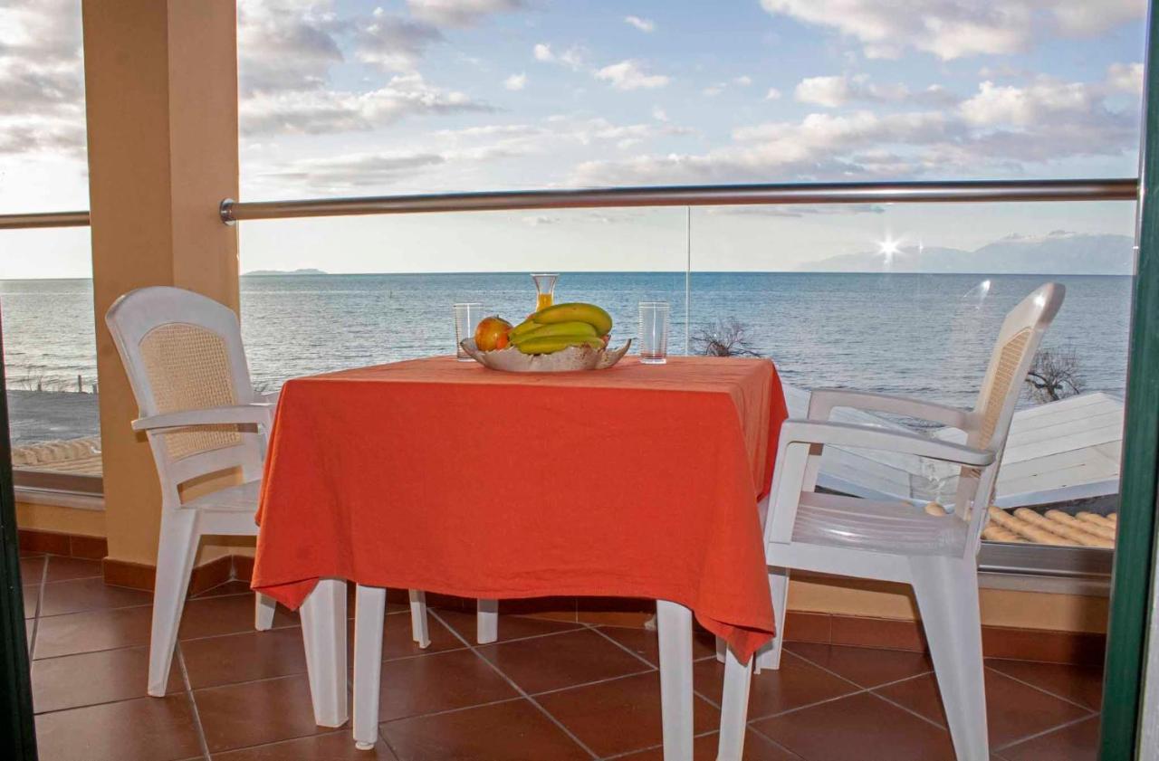 אצ'ארבי Frosos Beachfront Maisonette Acharavi מראה חיצוני תמונה